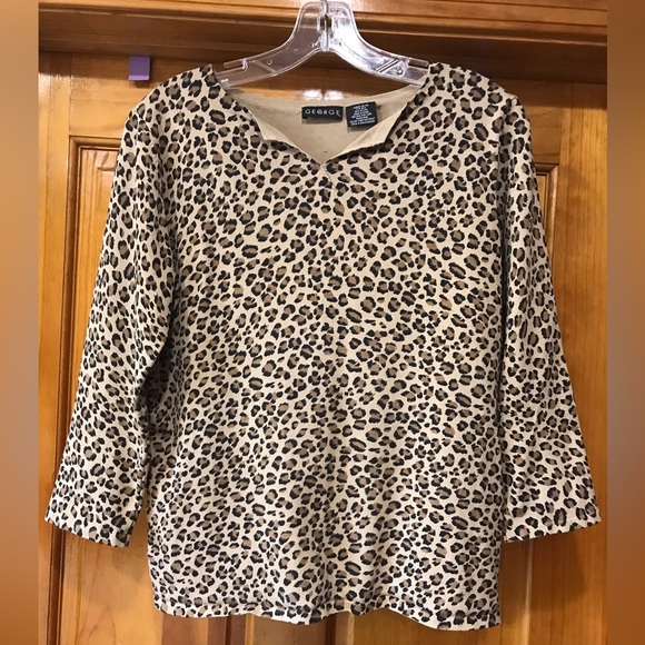 George Brown & Animal Cheetah Print Blouse
3/4 Sleeve
Large
77% Silk 23% Nylon - Picture 11 of 13